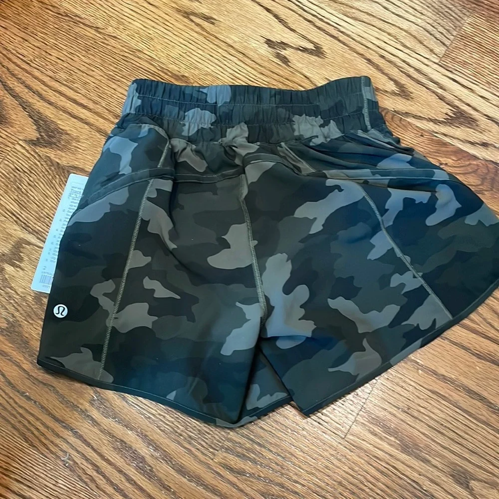 Lululemon Tracker Short 5" size 2 NWT in camoflauge - Picture 6 of 6